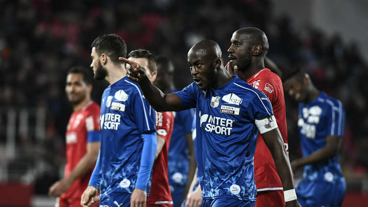 هتافات عنصرية توقف مباراة ديغون وأميان لدقائق في الدوري الفرنسي