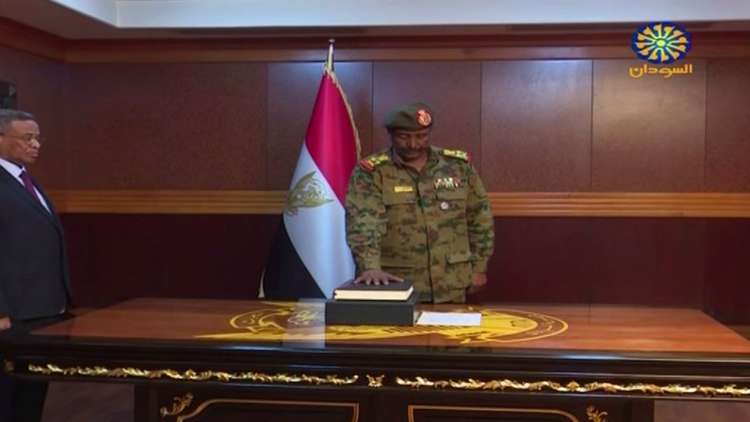 عبد الفتاح البرهان يؤدي القسم رئيسا للمجلس العسكري الانتقالي في السودان
