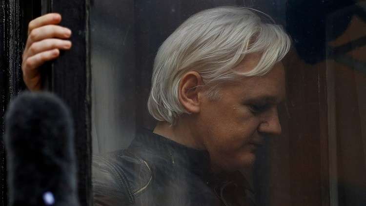 برلمانيون بريطانيون يطالبون بتسليم أسانج للسويد 