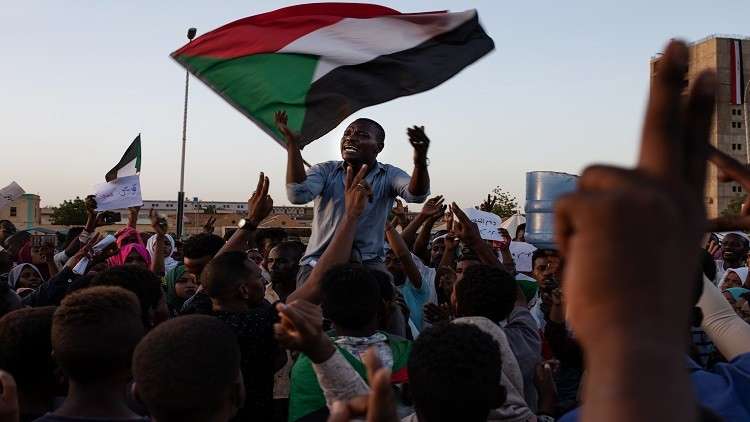 الكويت تزيّن أبراجها بعلم السودان