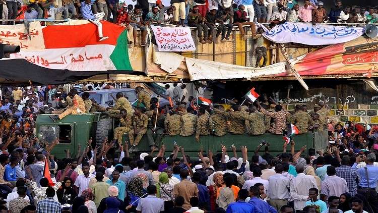 السودان.. محاولة لفض الاعتصام أمام مقر الجيش