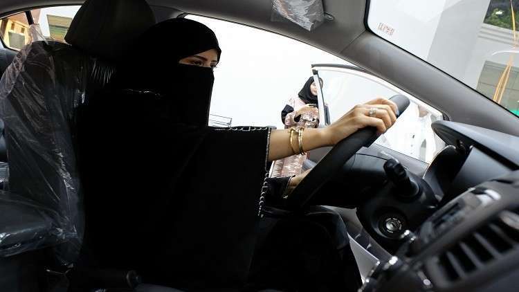 سيدة سعودية تفحص سيارة في أول معرض للسيارات مخصص للنساء - أرشيف 
