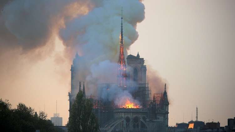 حريق في كاتدرائية نوتردام التاريخية وسط باريس