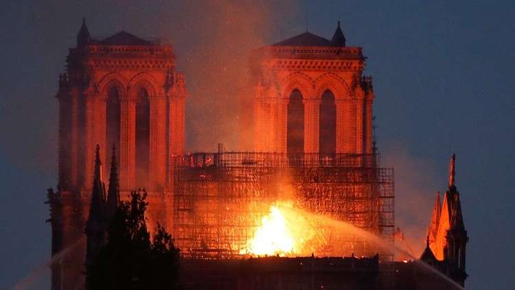 حزن وصدمة.. ردود فعل دولية على حريق نوتردام في باريس