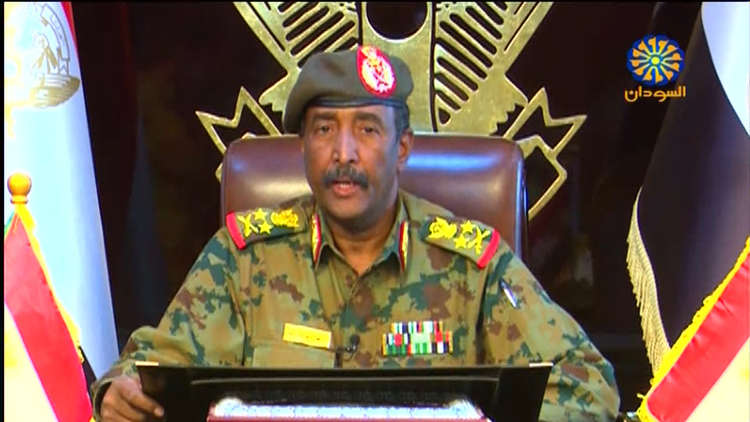 رئيس المجلس العسكري الانتقالي يتلقى اتصالات من العاهل السعودي وأمير قطر