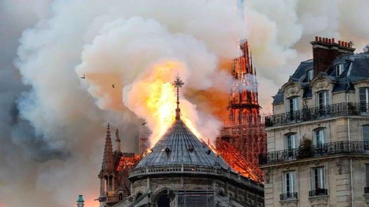 لماذا لم تُستخدم الطائرات لإطفاء حريق كاتدرائية نوتردام من الجو؟