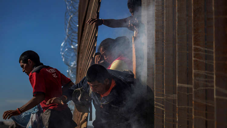 صحيفة أمريكية: جدار على الحدود مع المكسيك بدلا من بناء كاسحات جليد جديدة 