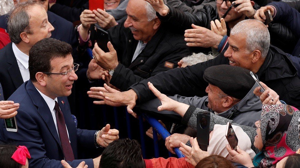 مرشح حزب "الشعب الجمهوري" التركي المعارض يتسلم وثيقة رئاسة بلدية اسطنبول