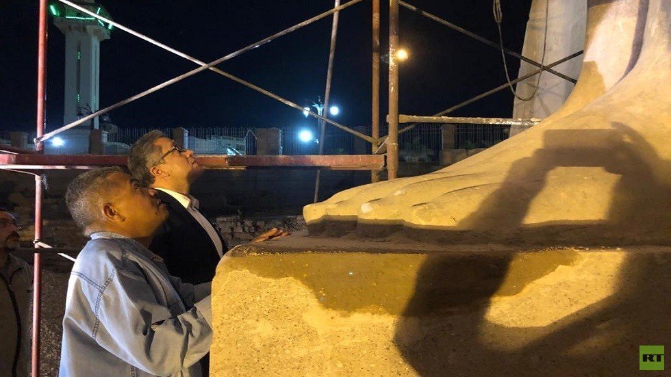 إعادة تركيب تمثال الملك رمسيس الثاني في الأقصر (صور)