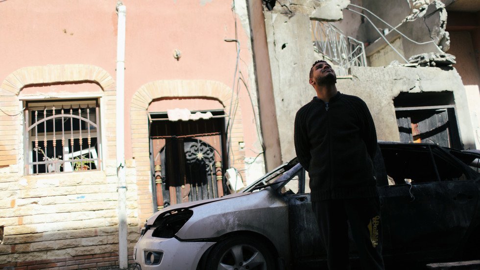 مانيلا تجلي مجموعة من مواطنيها من طرابلس بعد إصابة فلبيني بالقصف