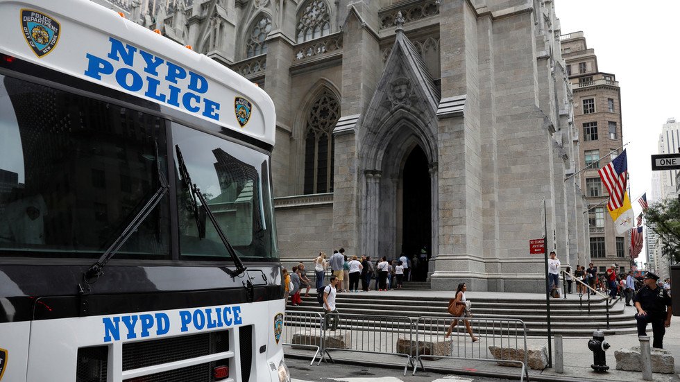 بعد أيام من حريق نوتردام.. اعتقال شخص يحمل مواد قابلة للاشتعال داخل كاتدرائية في نيويورك