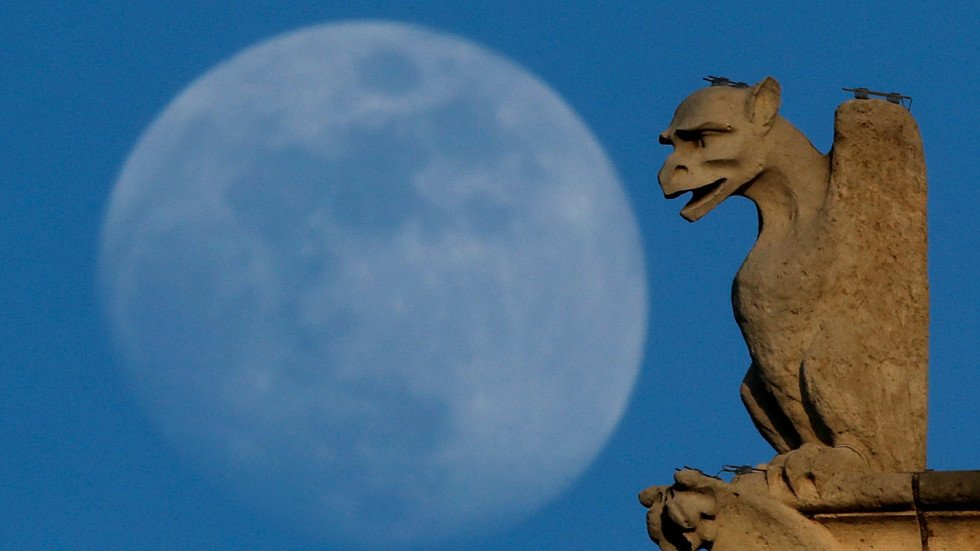 تماثيل "حماة نوتردام" مهددة بالانهيار جراء الحريق