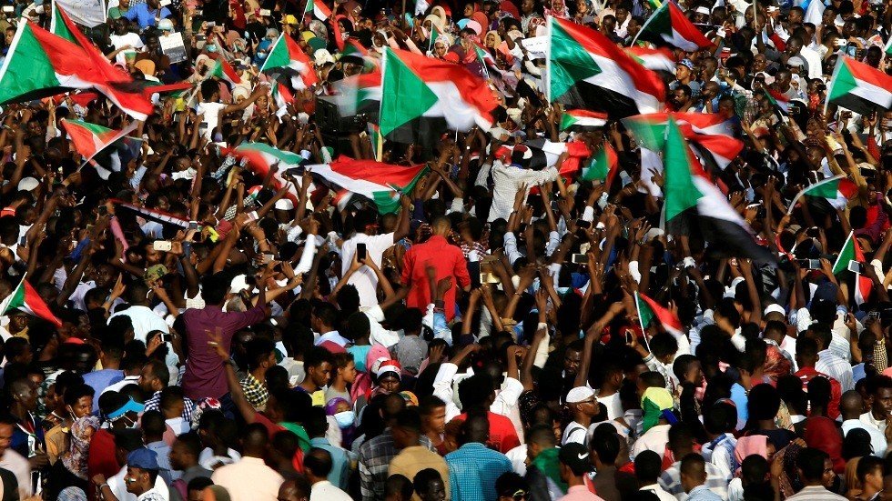 ارتفاع وتيرة الاحتجاجات أمام مقر وزارة الدفاع السودانية والمعتصمون يطالبون بسلطة مدنية