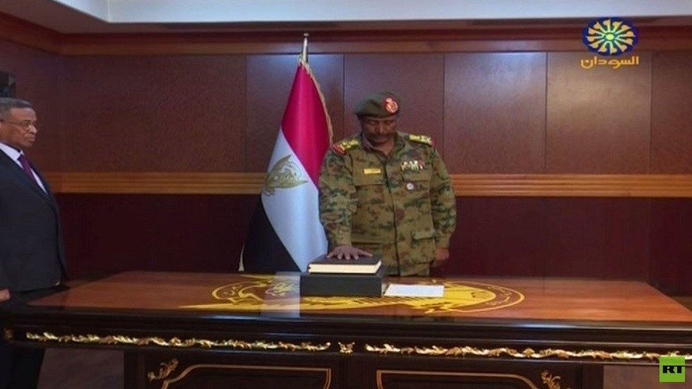 السودان.. المجلس الانتقالي يعفي وكيل وزارة الخارجية من منصبه على خلفية زيارة وفد قطر