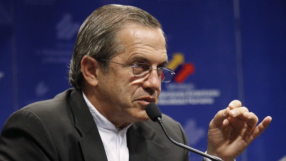 وزير إكوادوري سابق يغادر البلاد على خلفية قضية أسانج