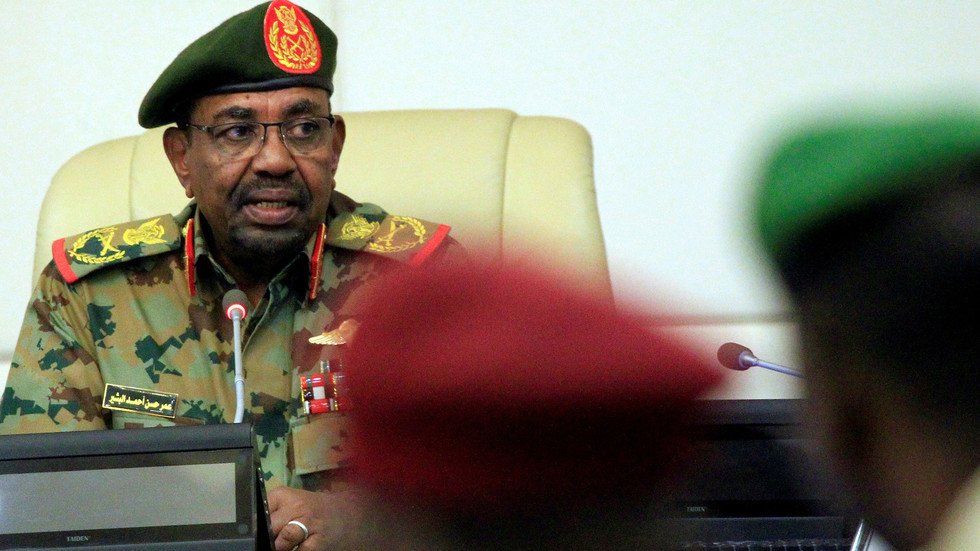 صحفي سوداني يكشف عن تفاصيل خطيرة دفعت لخلع البشير!