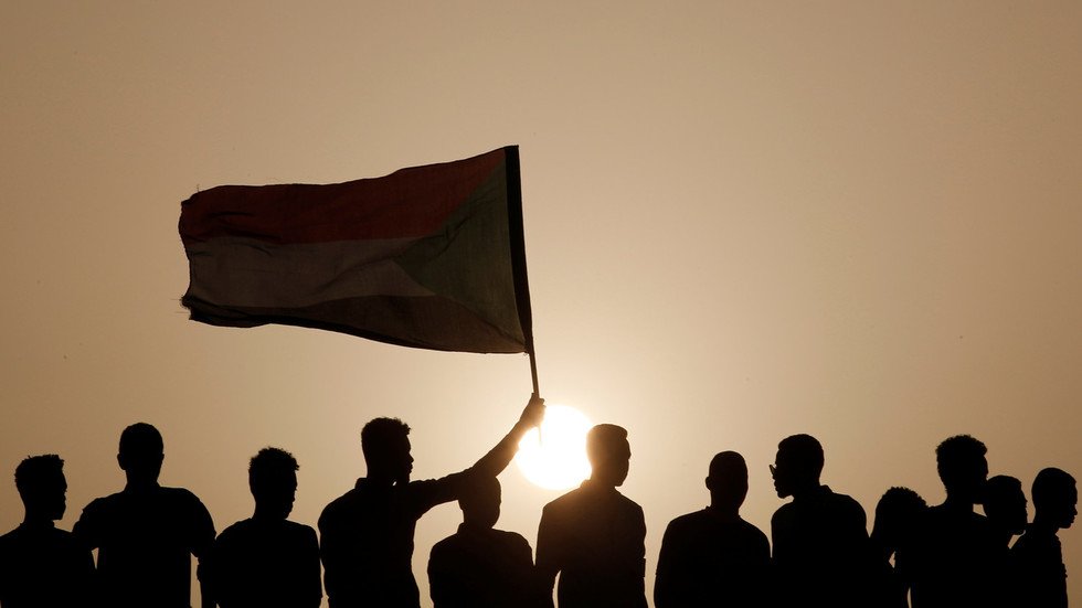 قادة الاحتجاجات في السودان يشكلون مجلسا سياديا مدنيا لتولي الحكم