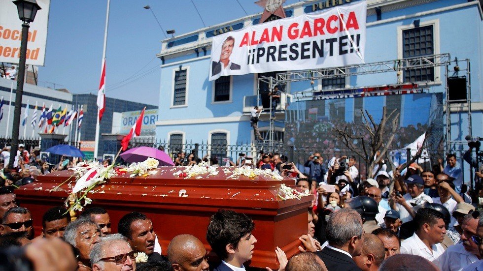 بيرو.. مصرع 8 أشخاص في حادث مروري لحافلة متجهة إلى جنازة الرئيس الأسبق