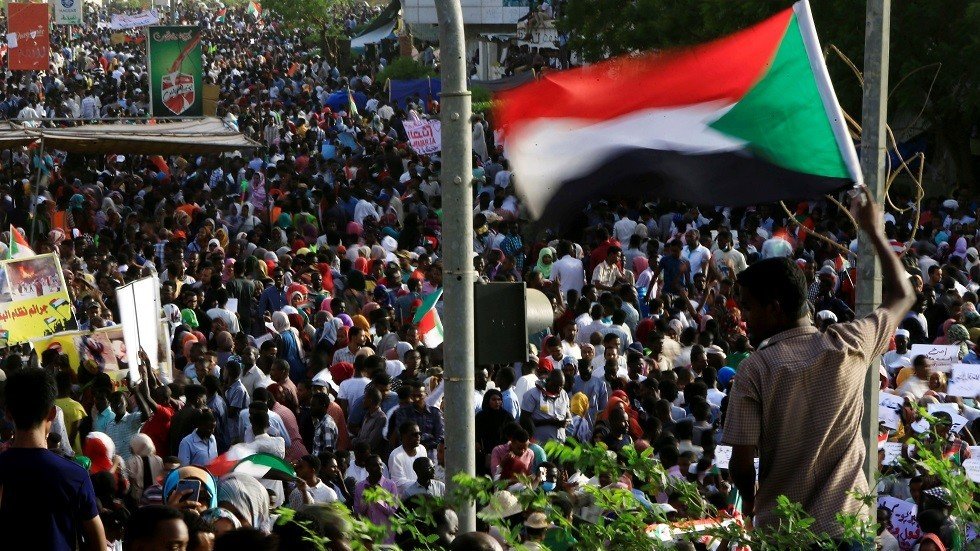 بالفيديو.. اعتقال وزير سوداني سابق أثناء محاولته الفرار من البلاد