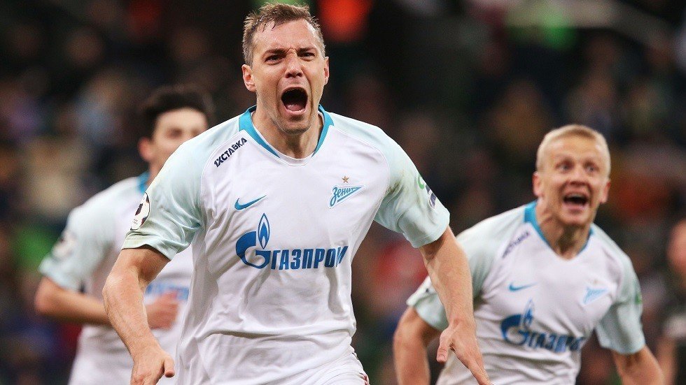 زينيت يحكم قبضته على الدوري الروسي بعد فوز مثير على مطارده المباشر