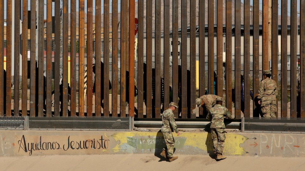 جنود مكسيكيون يتعرضون لعسكريين أمريكيين اثنين بقوة السلاح عند الحدود