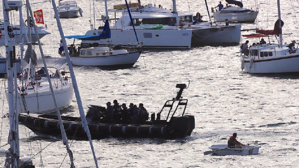 نجاة أسترالي من الغرق بعد موت منقذيه