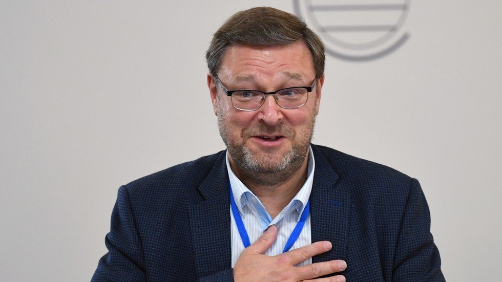 سيناتور روسي: إذا شرع زيلينسكي في تحسين العلاقات مع روسيا سترحب موسكو بذلك