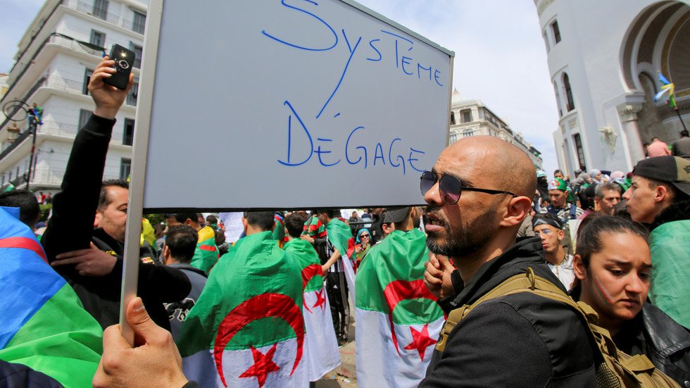 الجزائر.. التحقيق مع 5 رجال أعمال مقربين من بوتفليقة في قضايا فساد