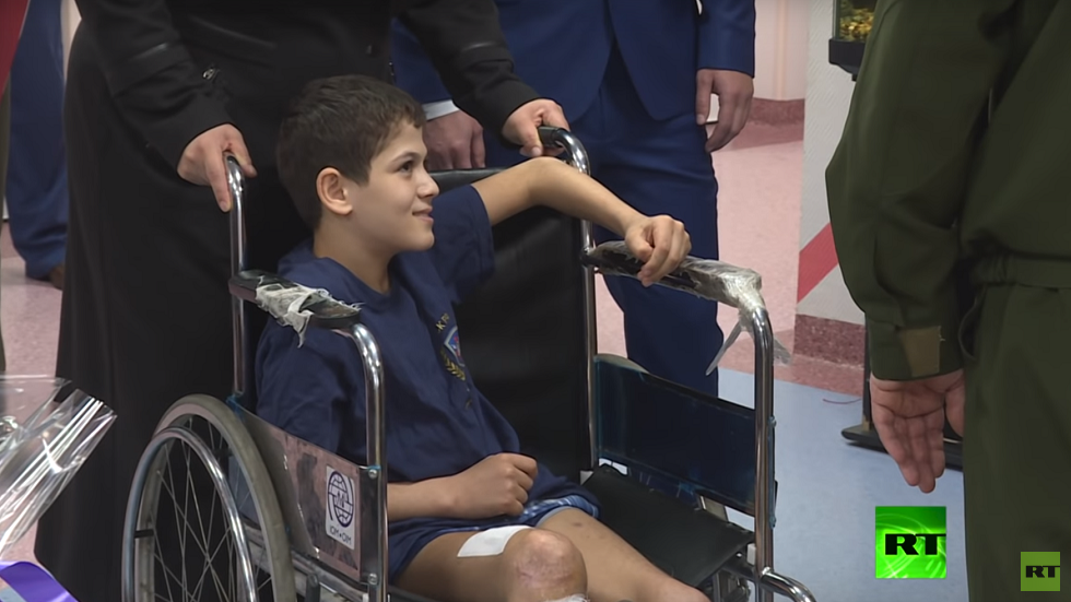 أطباء روس يعيدون الأمل لطفل سوري فقد ساقه في الحرب