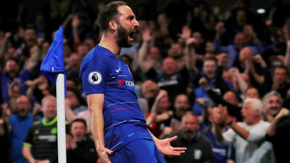  شاهد.. هيغواين يحتفل بهدفه في أحضان مشجعة 