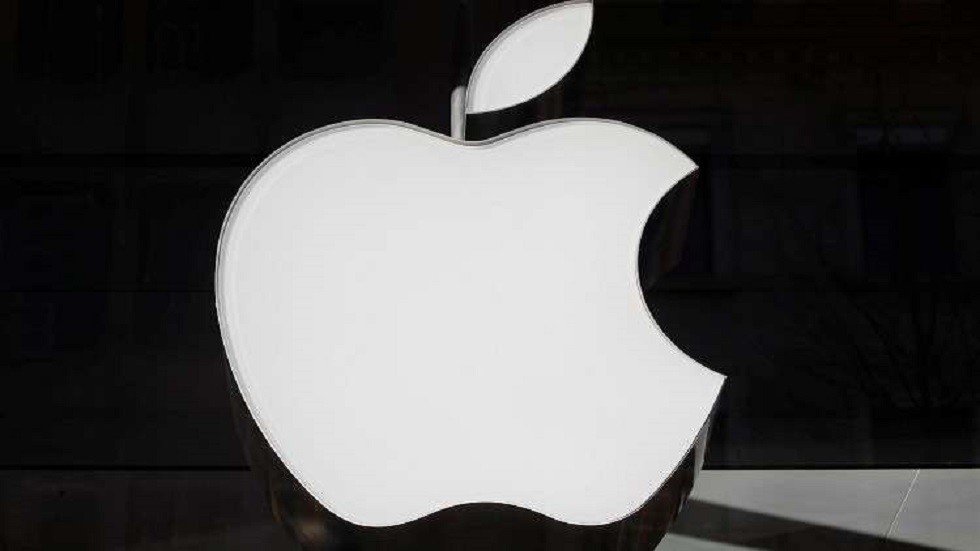 شاب يقاضي "آبل" ويطالبها بمليار دولار لسبب "طريف"