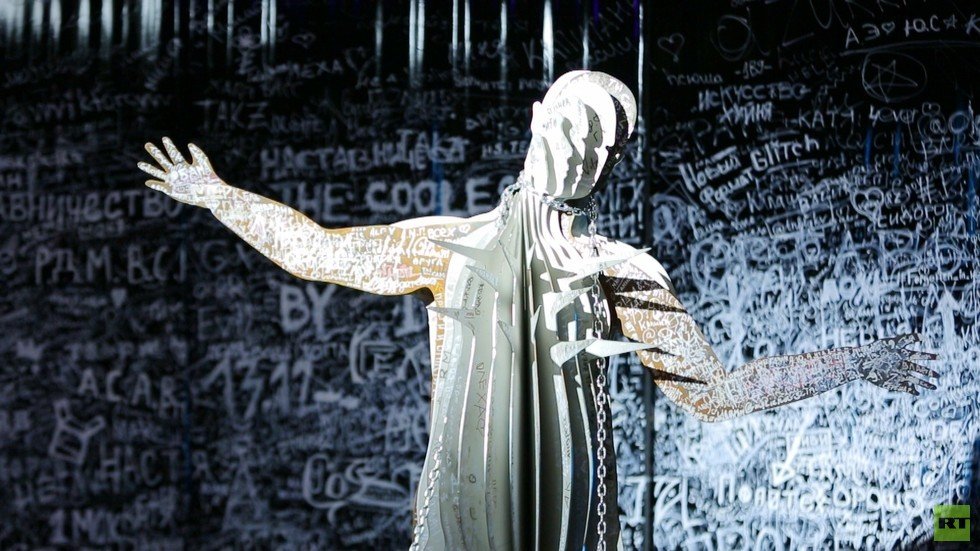 رسام روسي يجمع ذنوب الإنسانية في مكان واحد