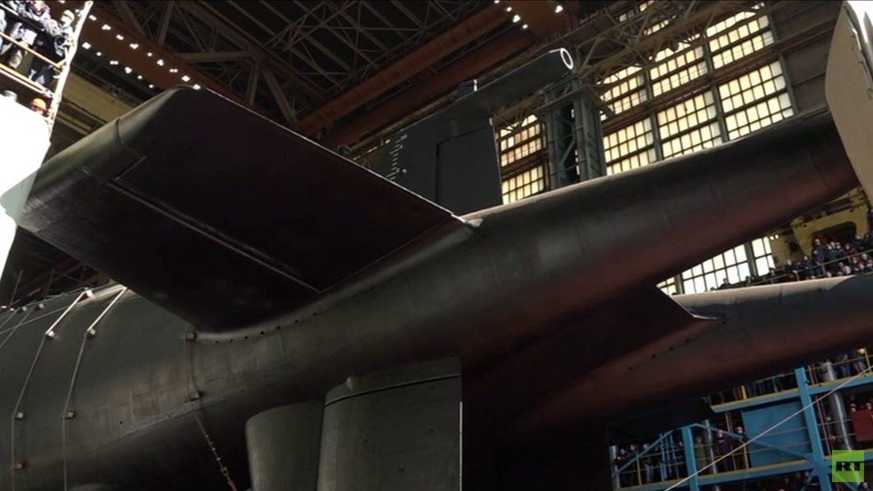 إنزال غواصة روسية من نوع جديد إلى مياه البحر (فيديو)