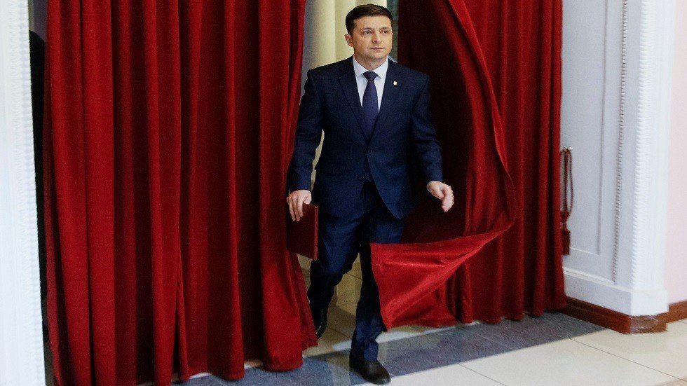 آخرهم الأوكراني زيلينسكي.. نجوم اقتحموا عالم السياسة من أوسع أبوابه