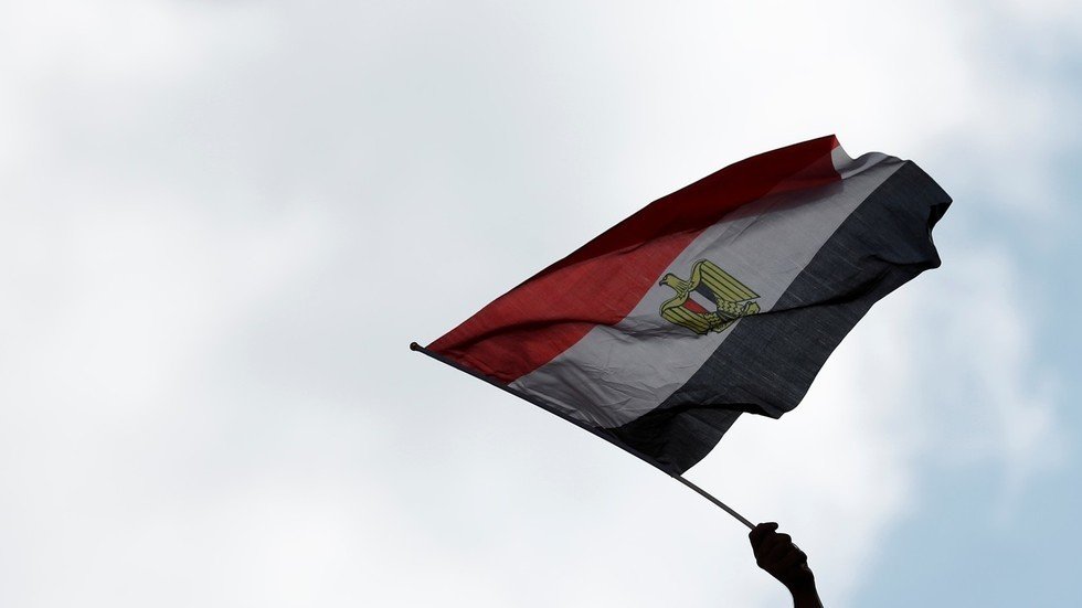 مصر تحقق في "إيحاءات جنسية" لمعلق شهير أثناء قمة بيراميدز والزمالك (فيديو)