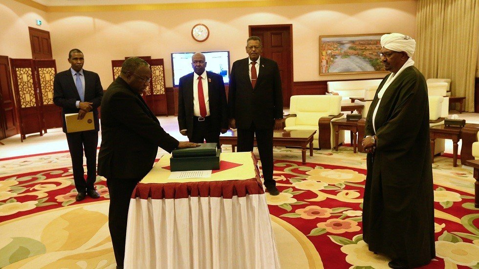 مصادر إعلامية: إطلاق سراح نائبين سابقين للرئيس السوداني المعزول عمر البشير