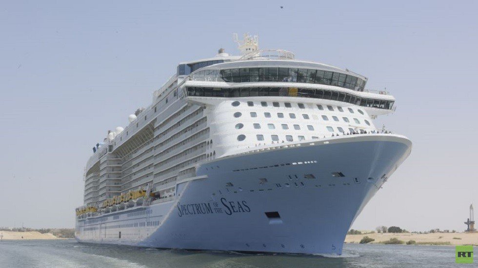 أضخم سفينة ركاب تعبر قناة السويس وتدفع مليون دولار 