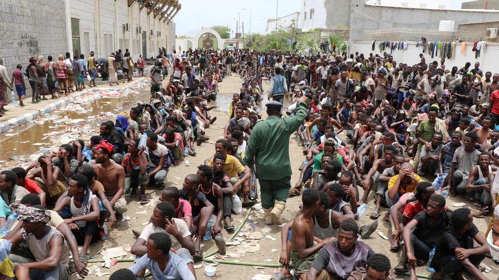 الأمم المتحدة "قلقة للغاية" لاحتجاز ألفي مهاجر في عدن 