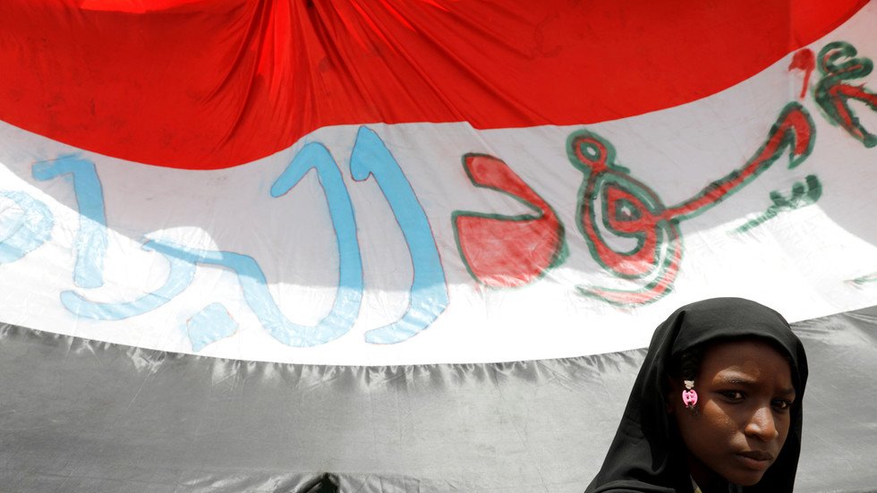 الإسلاميون في السودان يدعون للتظاهر دعما للعسكريين
