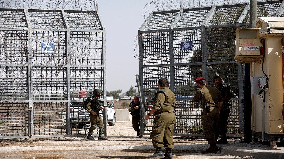 تسليم الأسيرين السوريين للصليب الأحمر عبر معبر القنيطرة في هضبة الجولان