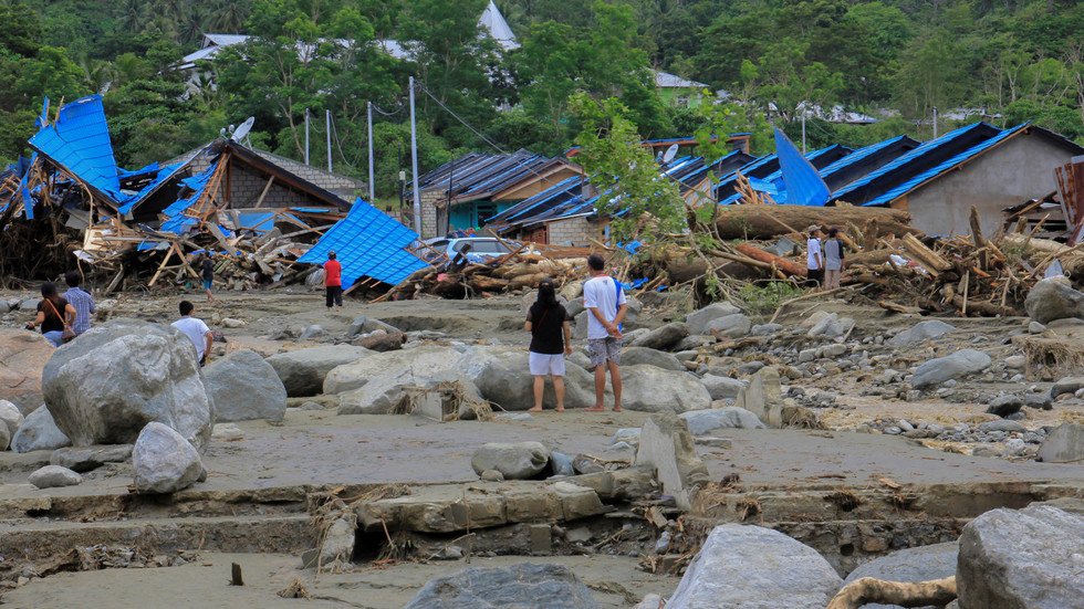 10 قتلى وآلاف المشردين جراء فيضانات في إندونيسيا