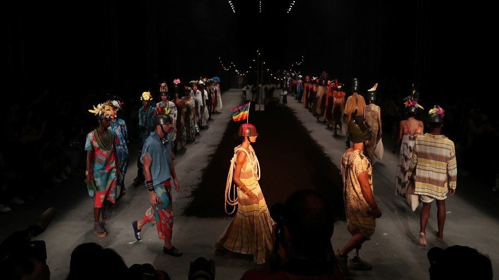 الموت يداهم عارض أزياء على الهواء مباشرة أمام الجماهير (صور + فيديو)