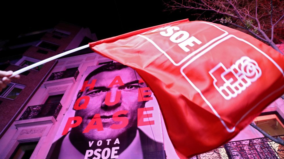 الاشتراكيون في إسبانيا يتصدرون النتائج الأولية في الانتخابات العامة المبكرة