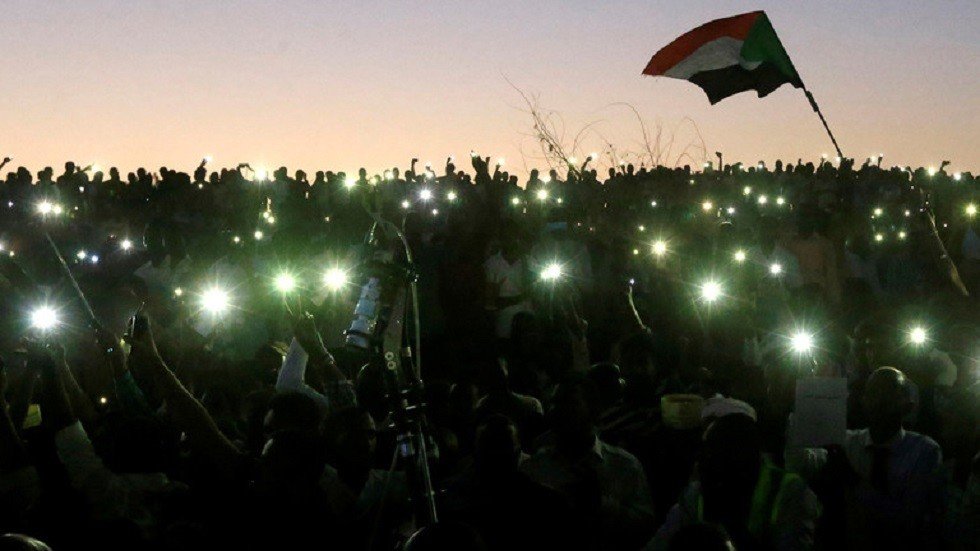 اتفاق في السودان يقضي بتأجيل "مليونية الشريعة"