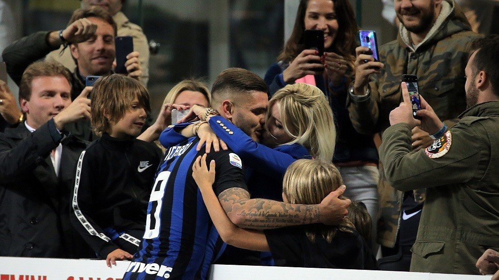 إيكاردي ينشر صورا مثيرة مع زوجته (صور)