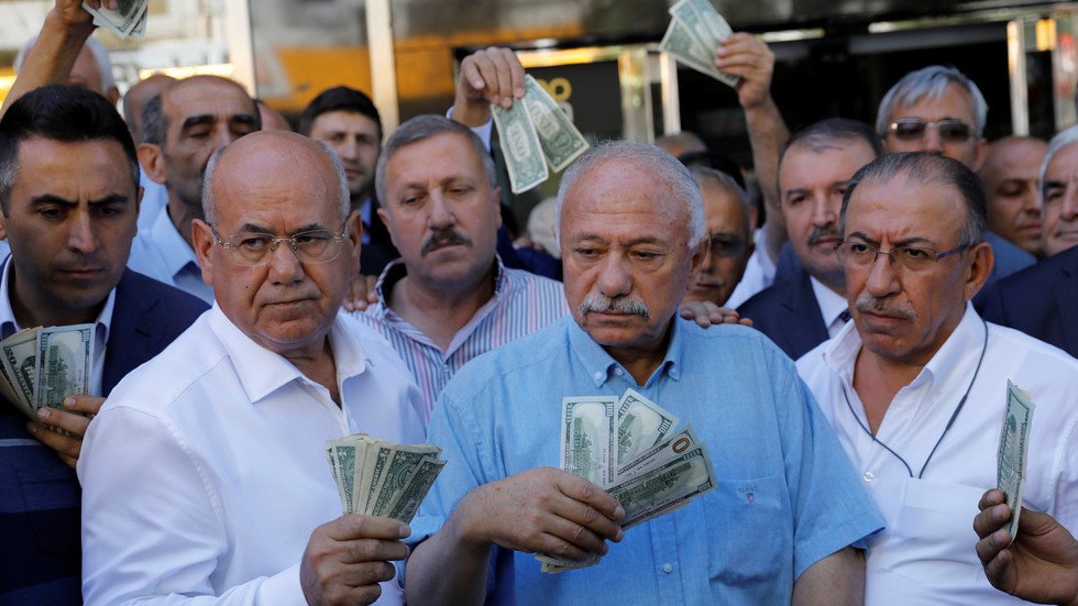 "بلومبرغ": البنوك التركية ترفع أسعار الفائدة على الودائع