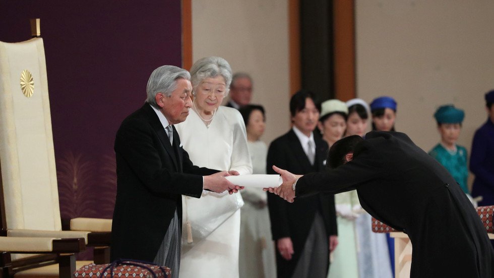 صفحة منسية من تاريخ اليابان.. هكذا تحول الإمبراطور الإله إلى إنسان!