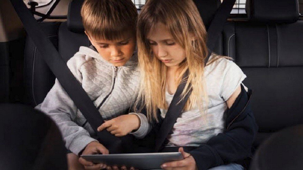 في اللحظة الأخيرة.. طفل ينقذ شقيقته من مجرم خطير! (فيديو)