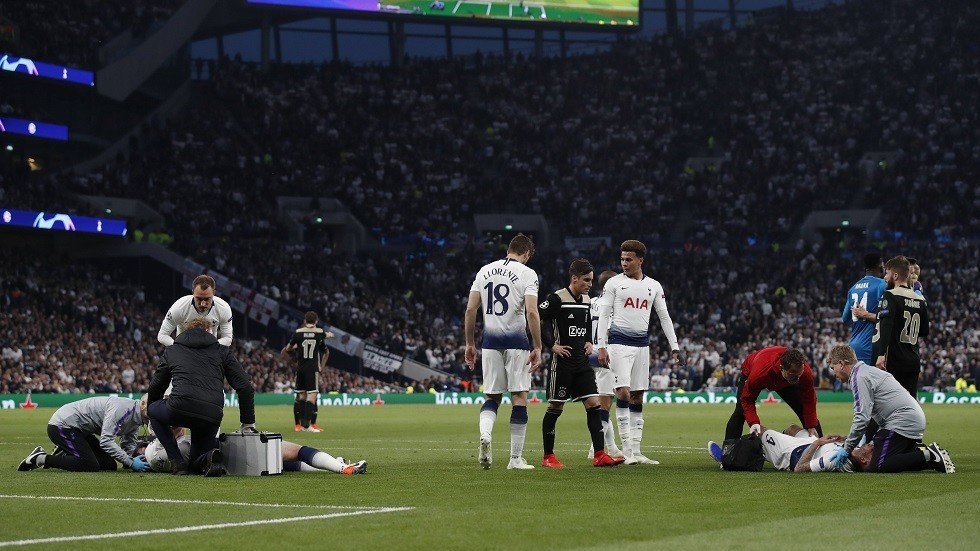 شاهد.. لاعب توتنهام يتلقى إصابة خطيرة 