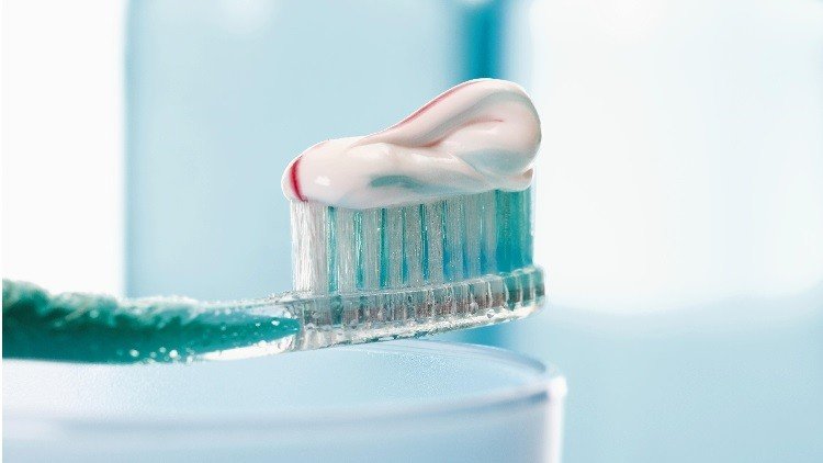 أمراض خطيرة قد يسببها استخدام الخيط وفرشاة تنظيف الأسنان